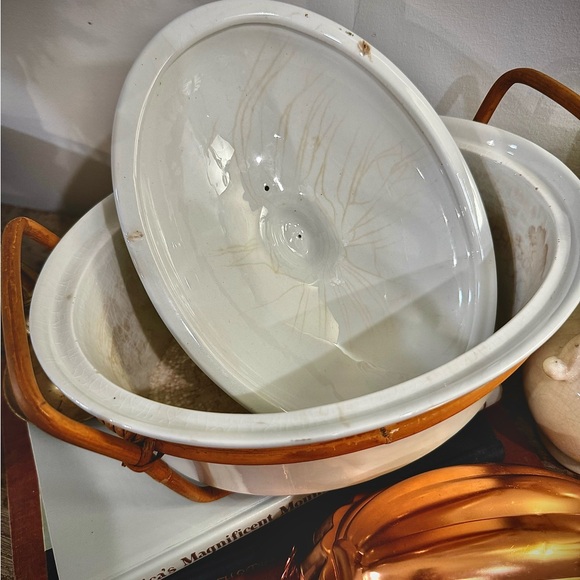 Vintage Arabia of Finland lidded tureen with wicker holder - Picture 2 of 3